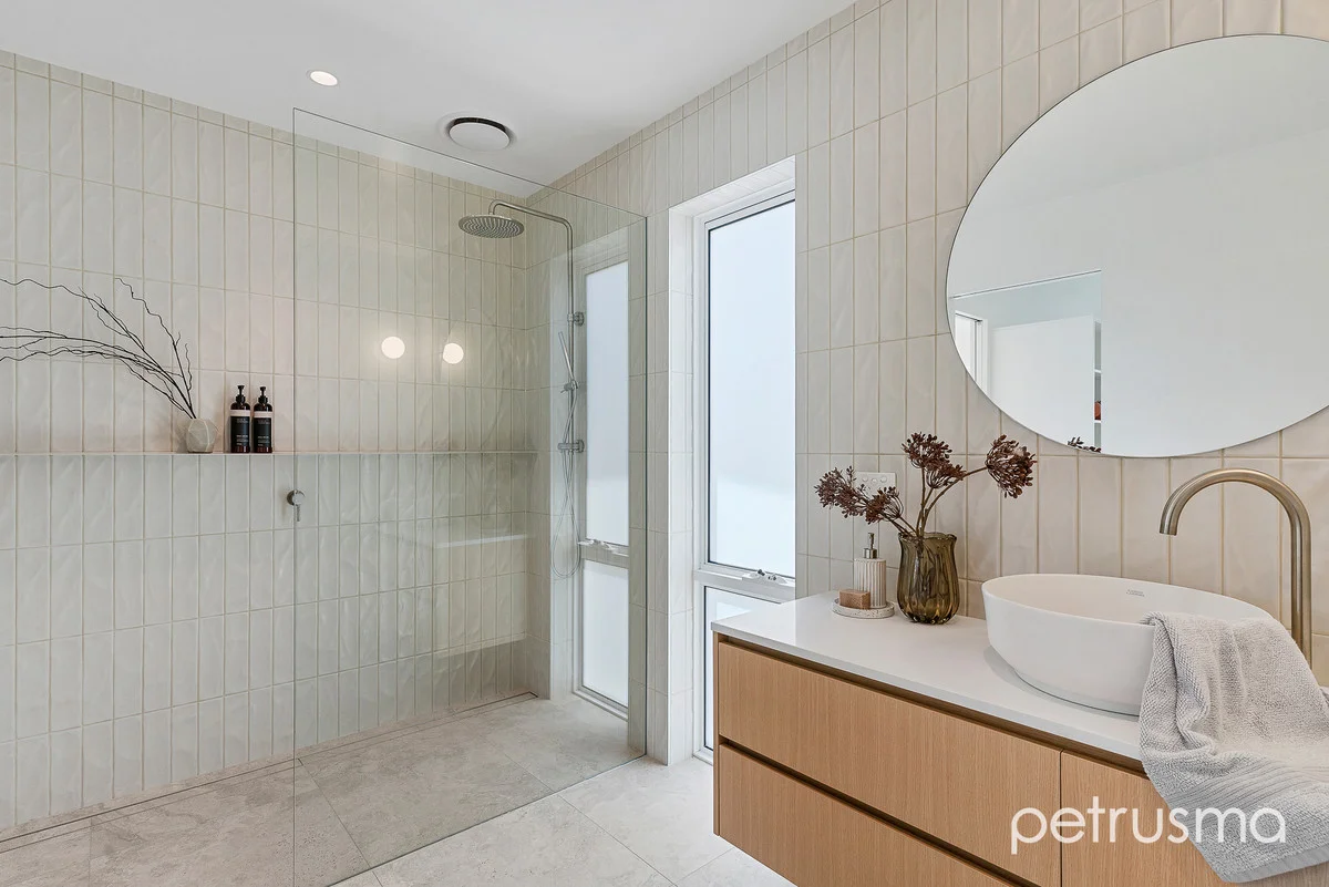 Additional image 17 of 1/107 Derwent Avenue, Lindisfarne TAS 7015