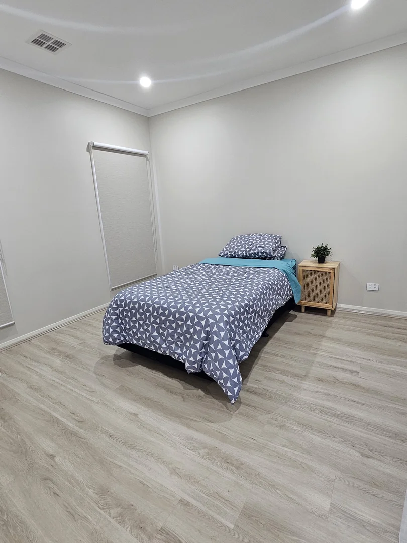 Additional image 7 of Lara VIC 3212