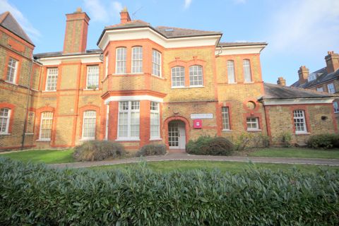 Pennington Drive, Winchmore Hill, London N21
