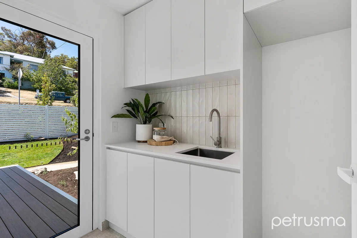 Additional image 25 of 1/107 Derwent Avenue, Lindisfarne TAS 7015