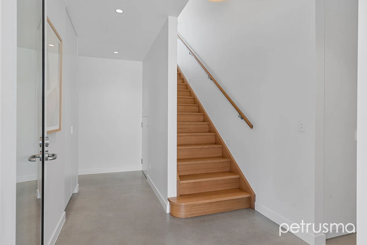 Additional image 18 of 1/107 Derwent Avenue, Lindisfarne TAS 7015