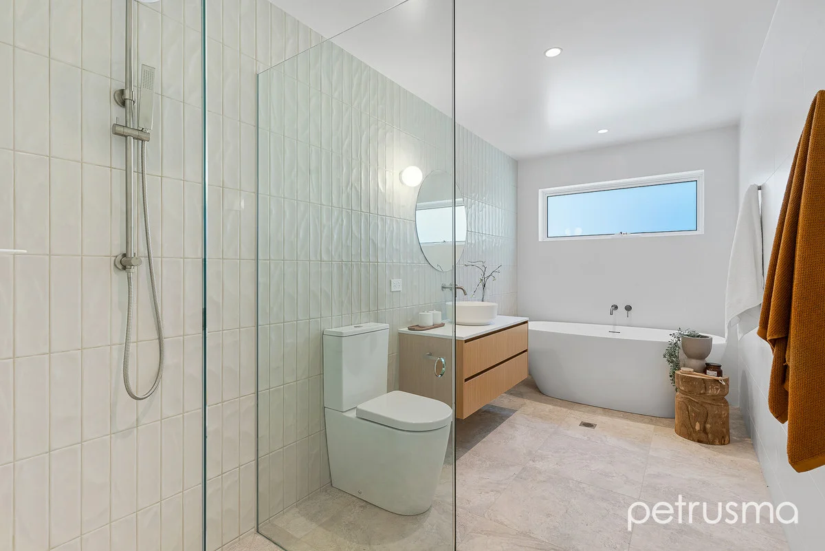 Additional image 23 of 1/107 Derwent Avenue, Lindisfarne TAS 7015