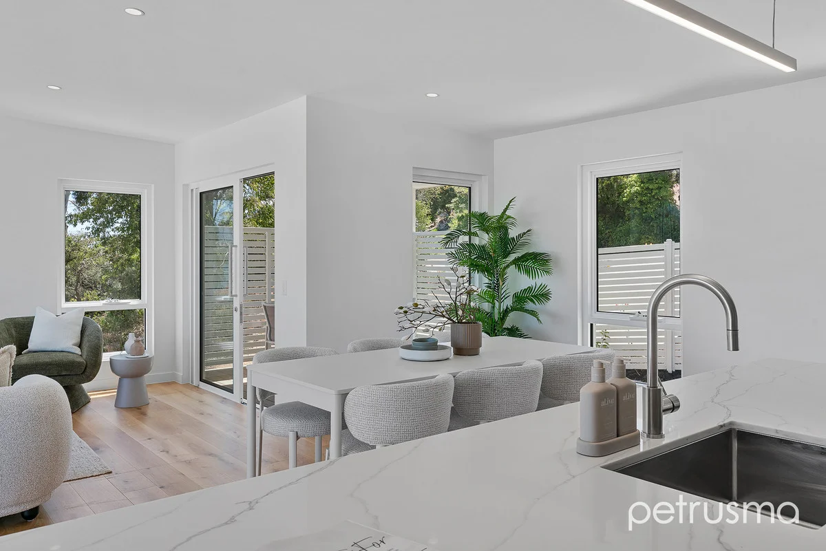 Additional image 8 of 1/107 Derwent Avenue, Lindisfarne TAS 7015