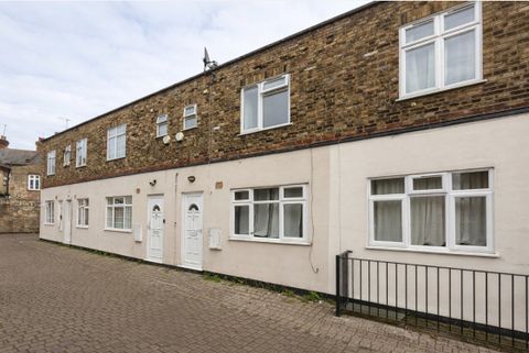 Gladstone Mews, Wood Green N22