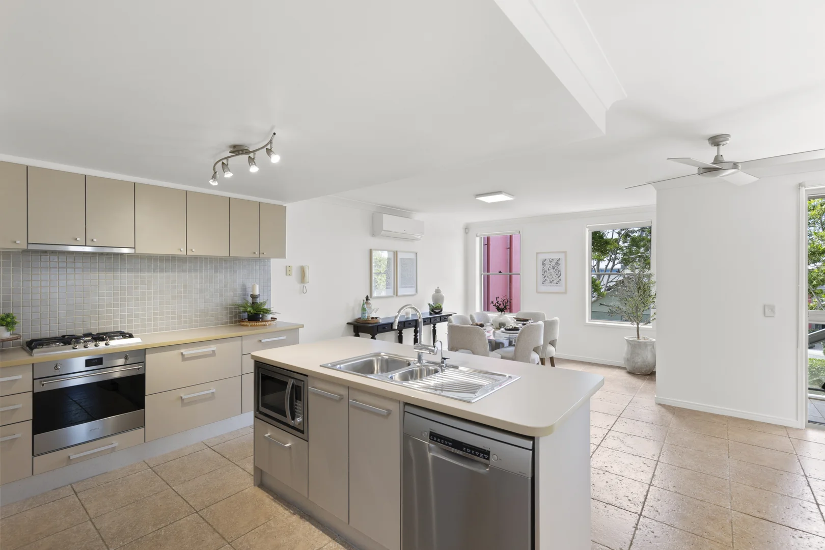 Additional image 8 of 2/3108 The Boulevarde, Carrara QLD 4211