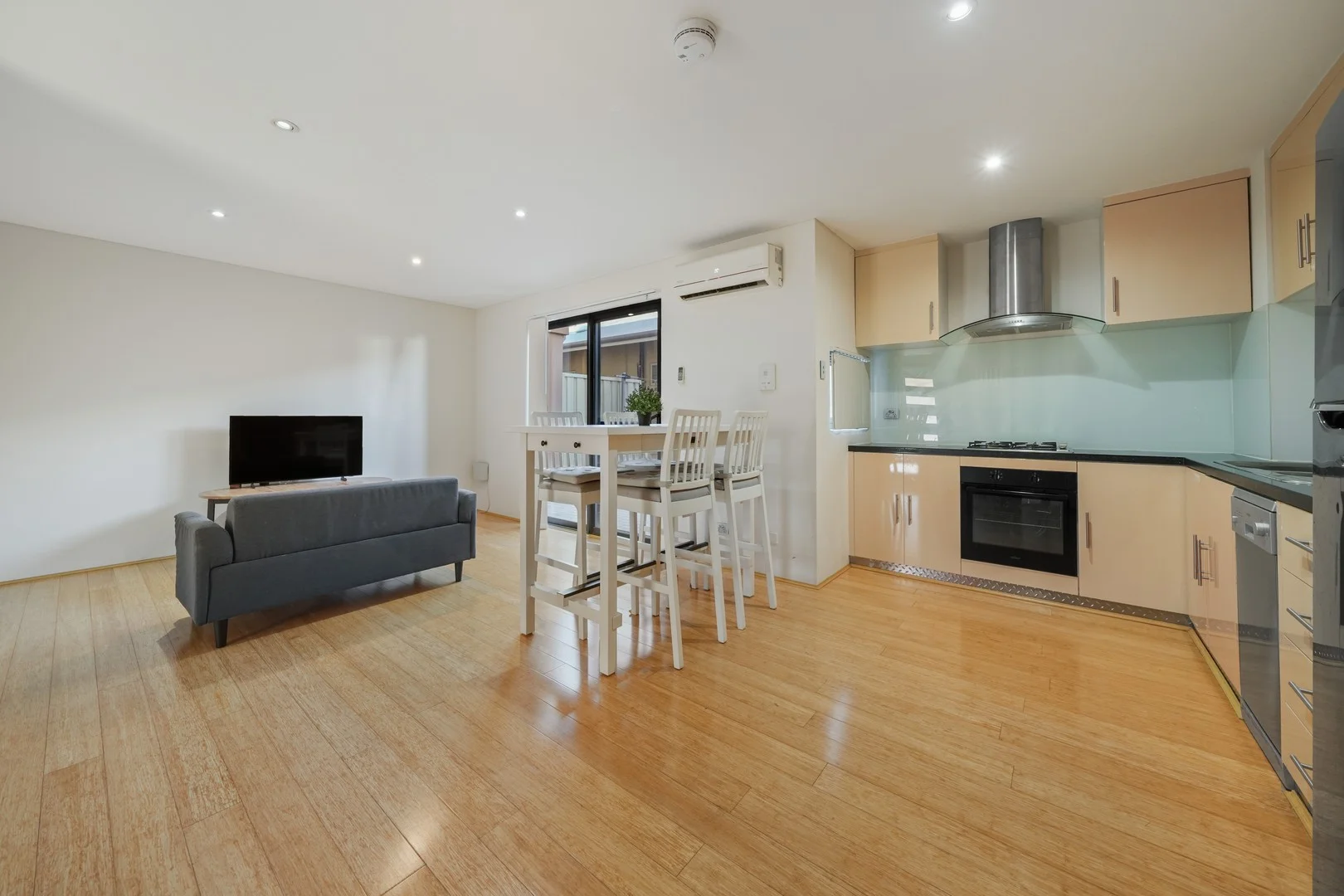 3/6 Oak Street, Cannington WA 6107