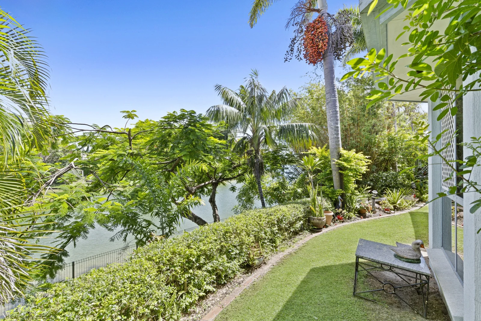 25 Peninsula Court, Mermaid Waters QLD 4218