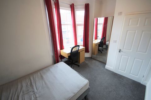 Room 1 Of 5, Gresham Street, Coventry CV2, Room to rent