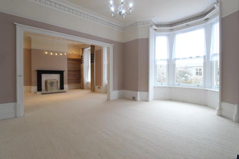 Beaconsfield Place, Top Floor AB15