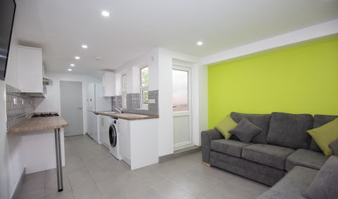 Room 4 Of 5, Terry Road, Coventry CV1, Room to rent