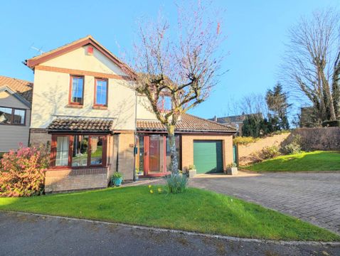 Frensham Gardens, Glenholt PL6