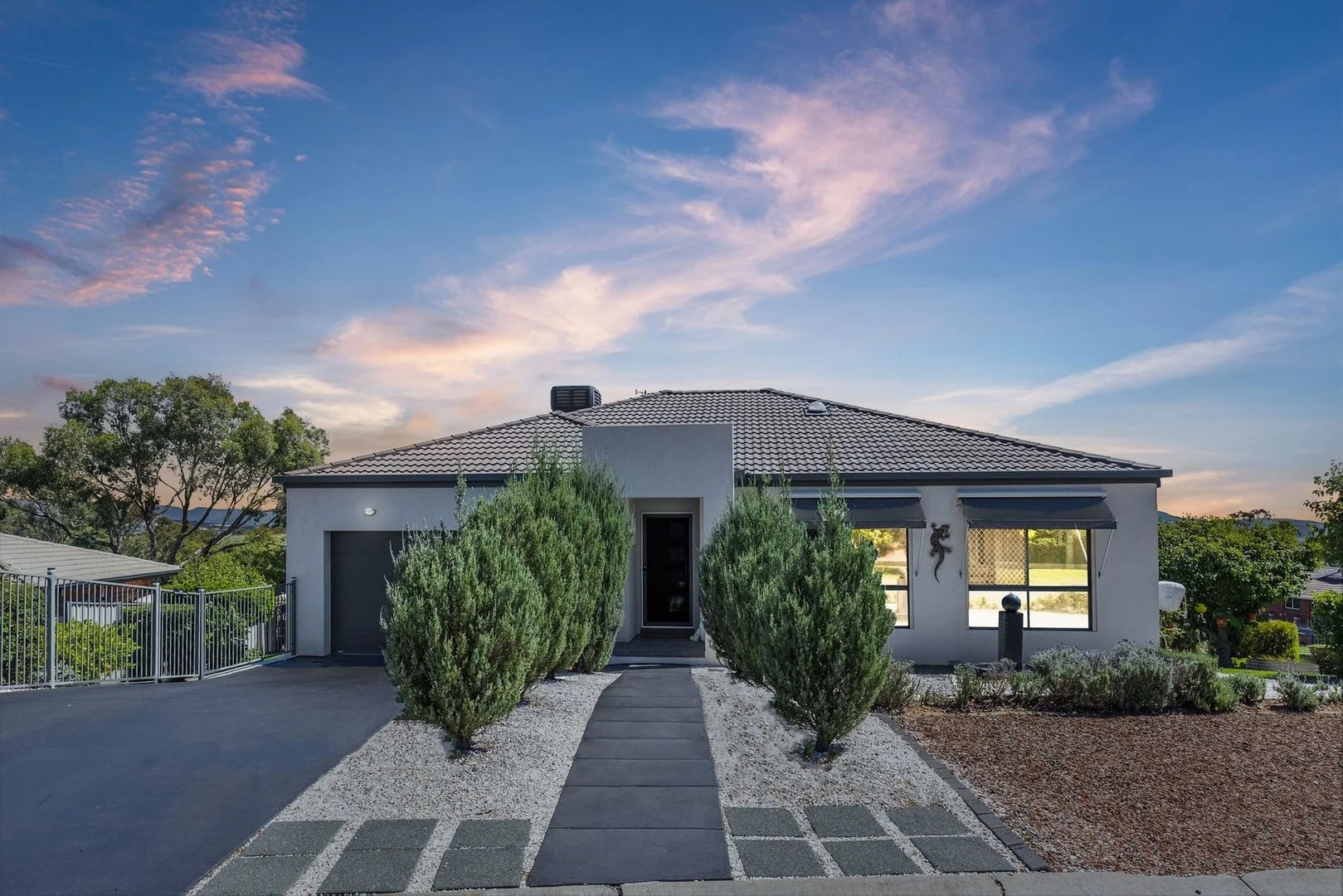 2 Hunter Close, Jerrabomberra NSW 2619