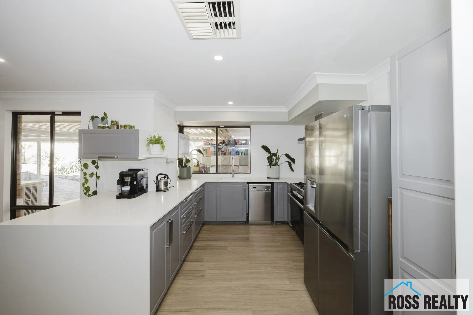 6 Parkway Trail, Ballajura WA 6066