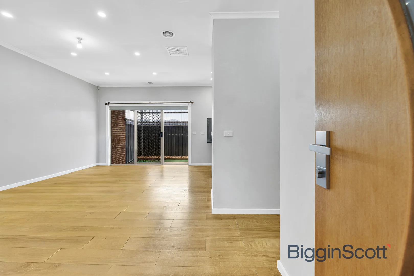3/7 Adrian Circuit, Tarneit VIC 3029 photo 2