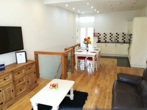Flat A, Sketty Road, Uplands, Swansea. SA2