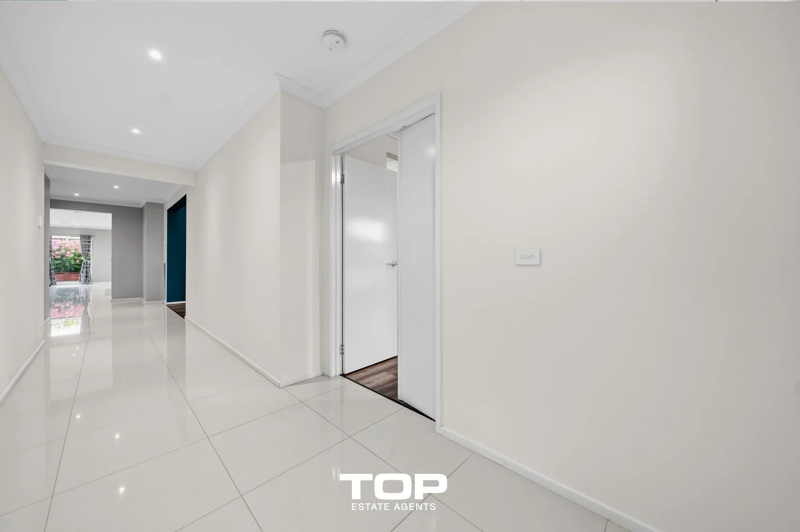 92 Moxham Drive, Clyde North VIC 3978 photo 4