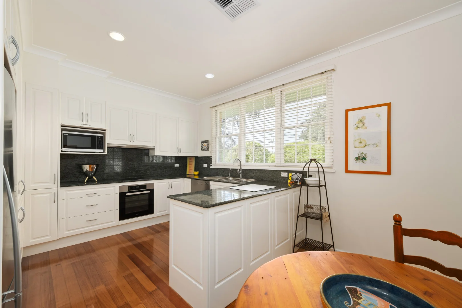 10 Lowry Crescent, St Ives NSW 2075 photo 5