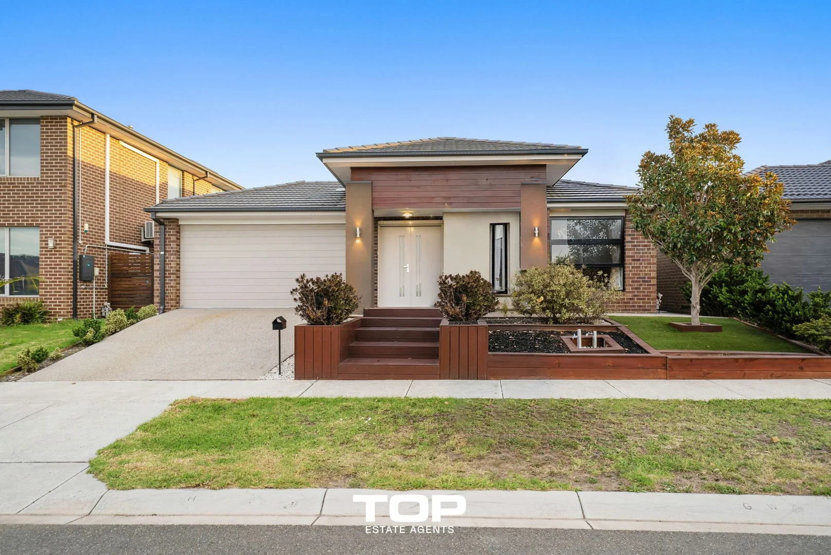 92 Moxham Drive, Clyde North VIC 3978 photo 2