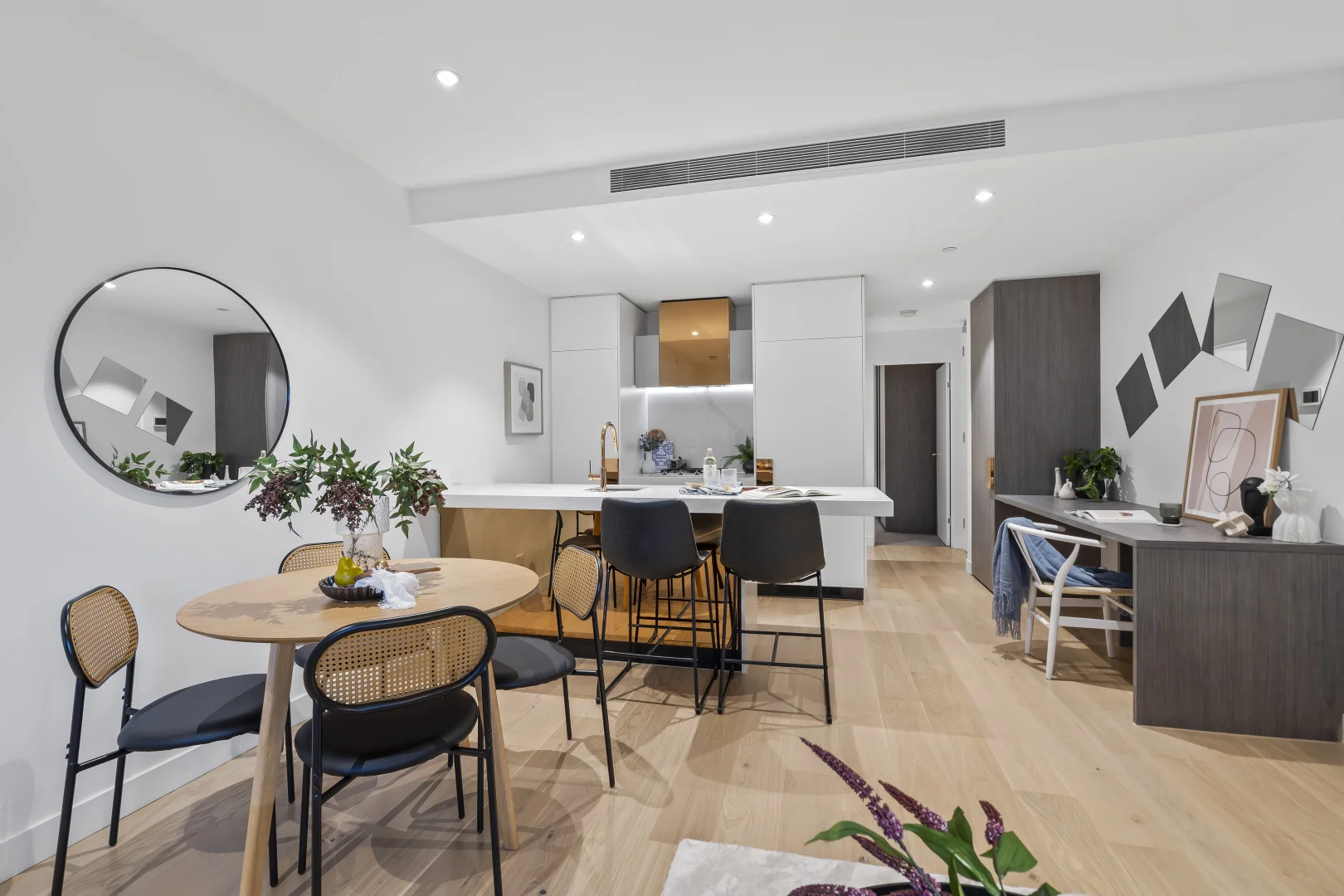 302/8 Bowen Crescent, Melbourne VIC 3004 photo 4