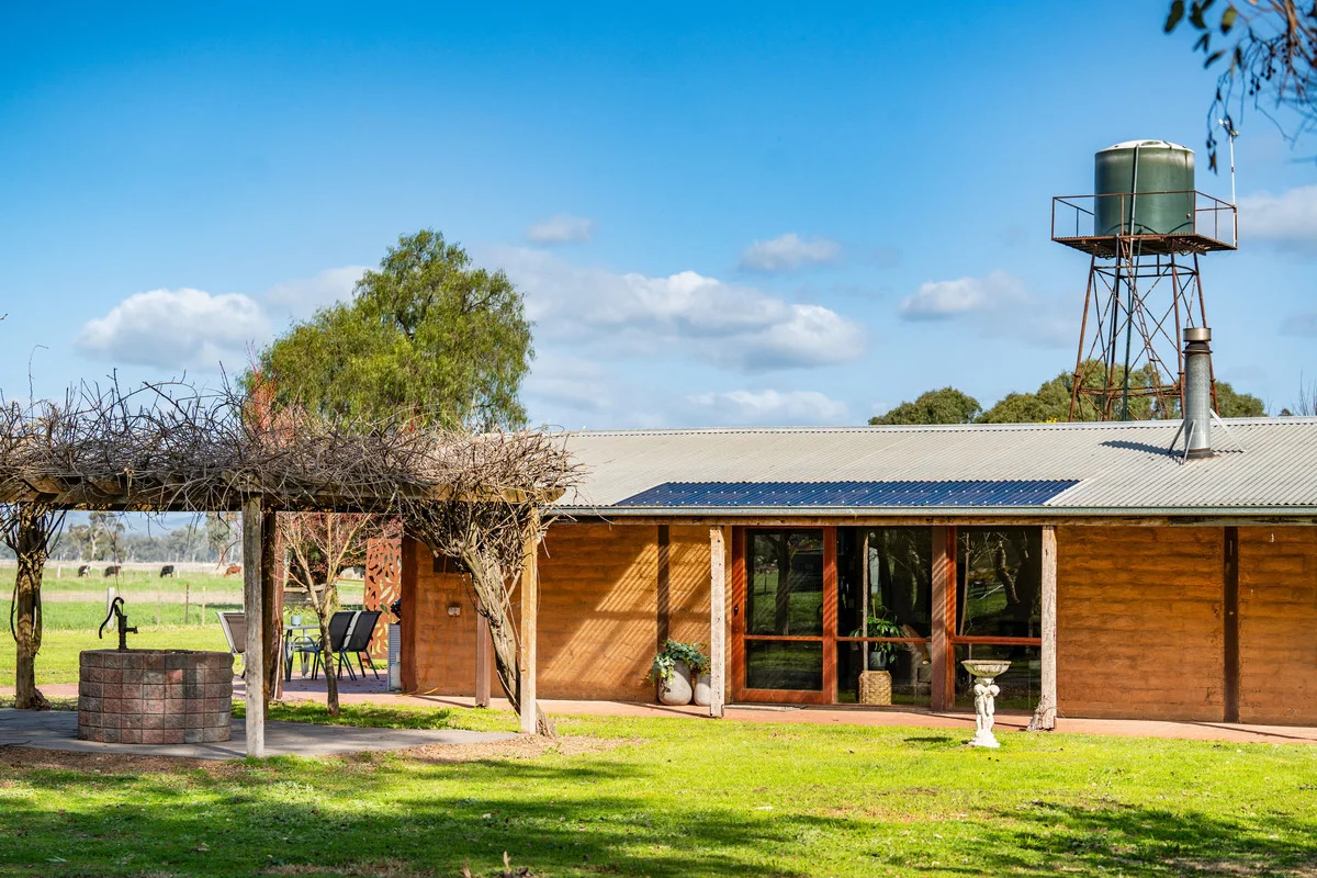 61 Forest Lane, Markwood VIC 3678 photo 2