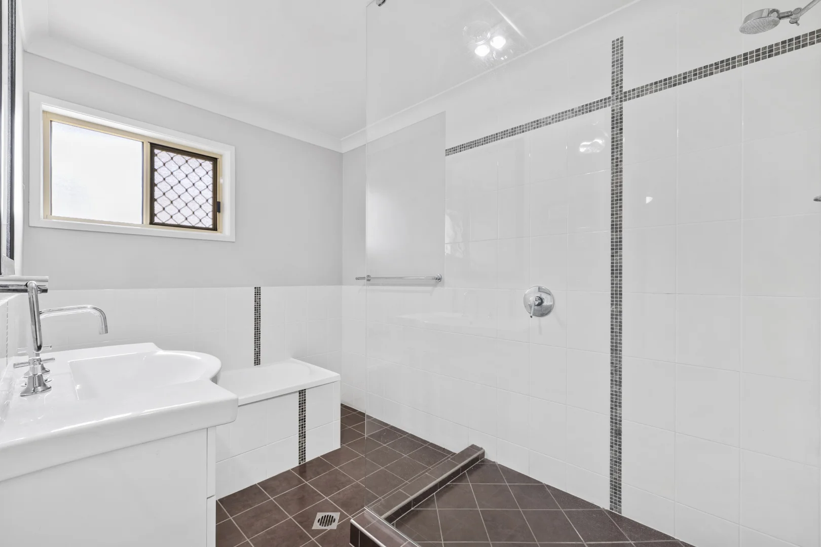 6 Grant Place, Emerald QLD 4720 photo 4