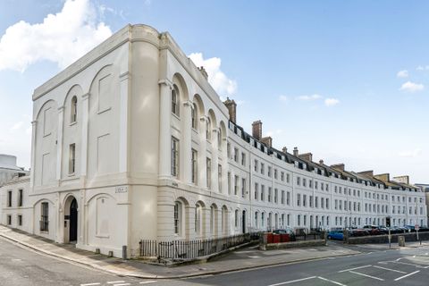 The Crescent, The Hoe PL1