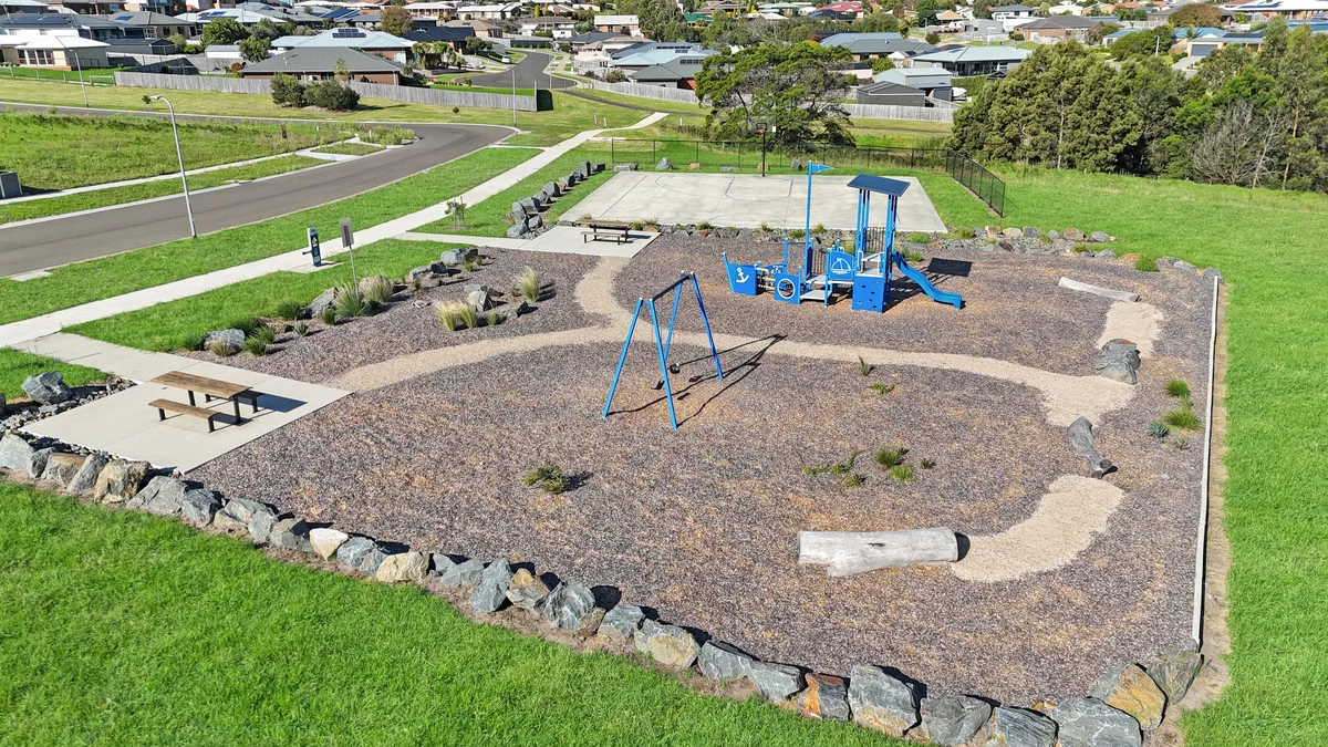 Additional image 5 of 4 Lochard Terrace, Lakes Entrance VIC 3909