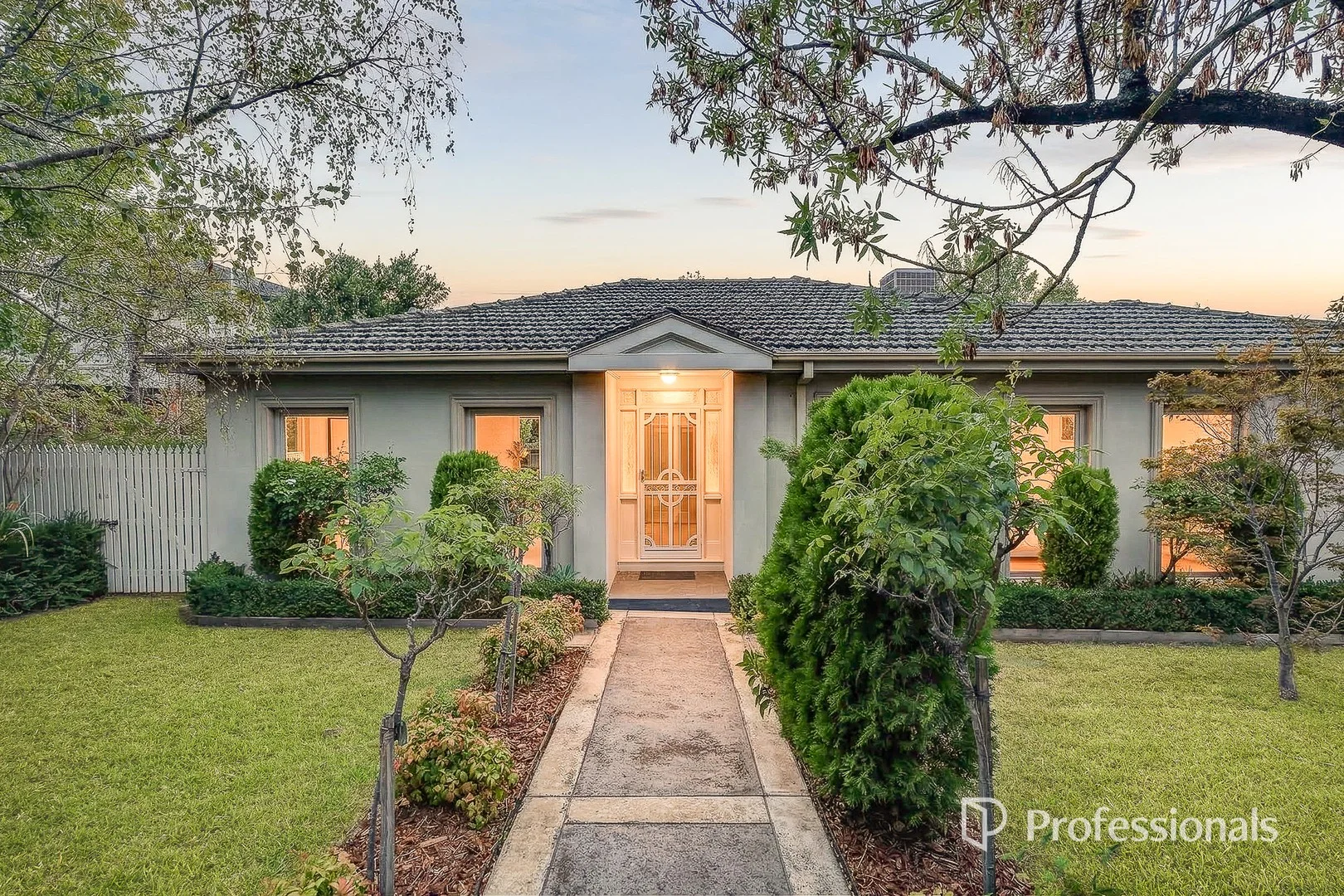 1/4 Hopetoun Avenue, Canterbury VIC 3126