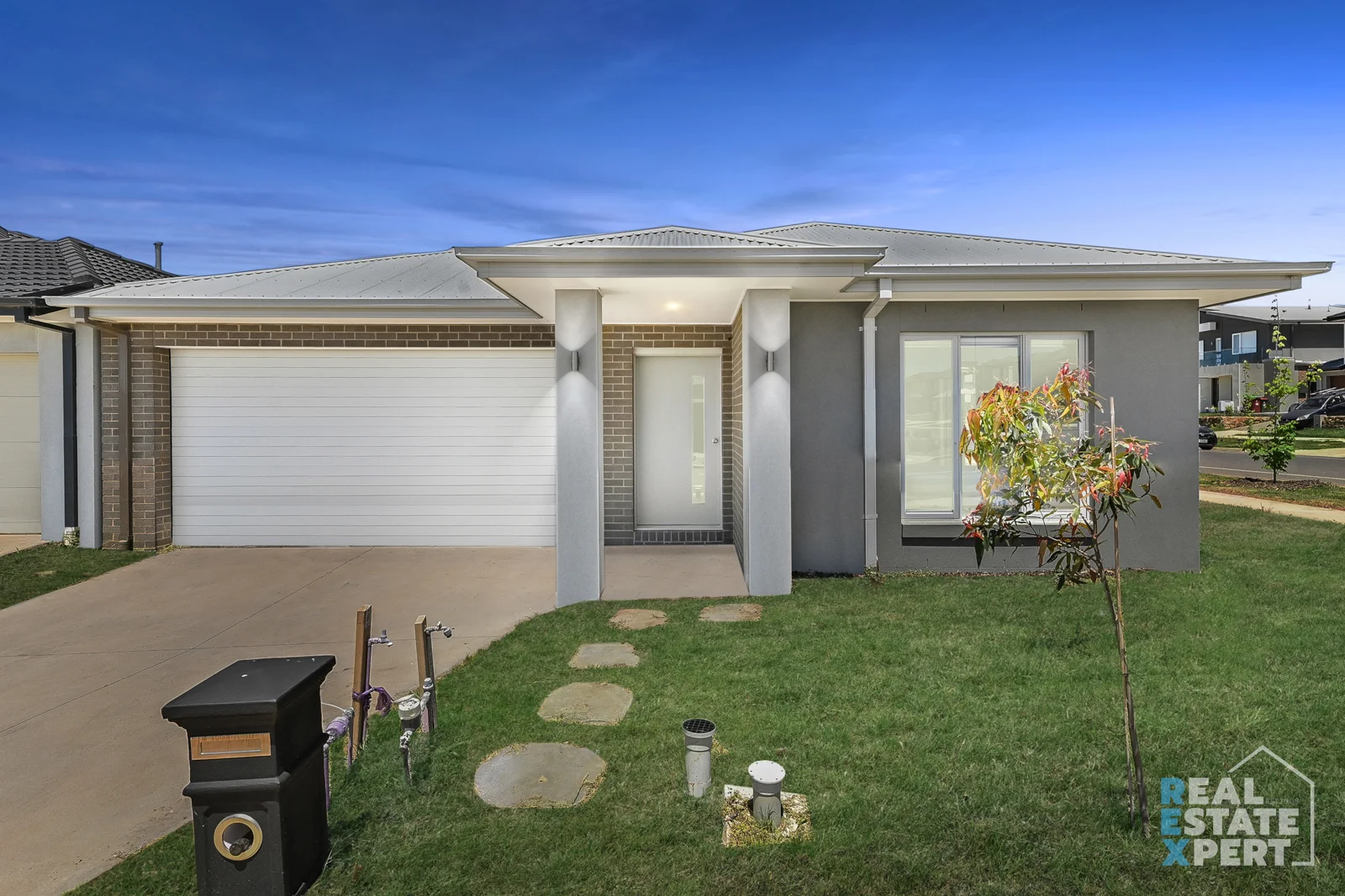 2 Salvia Way, Clyde North VIC 3978