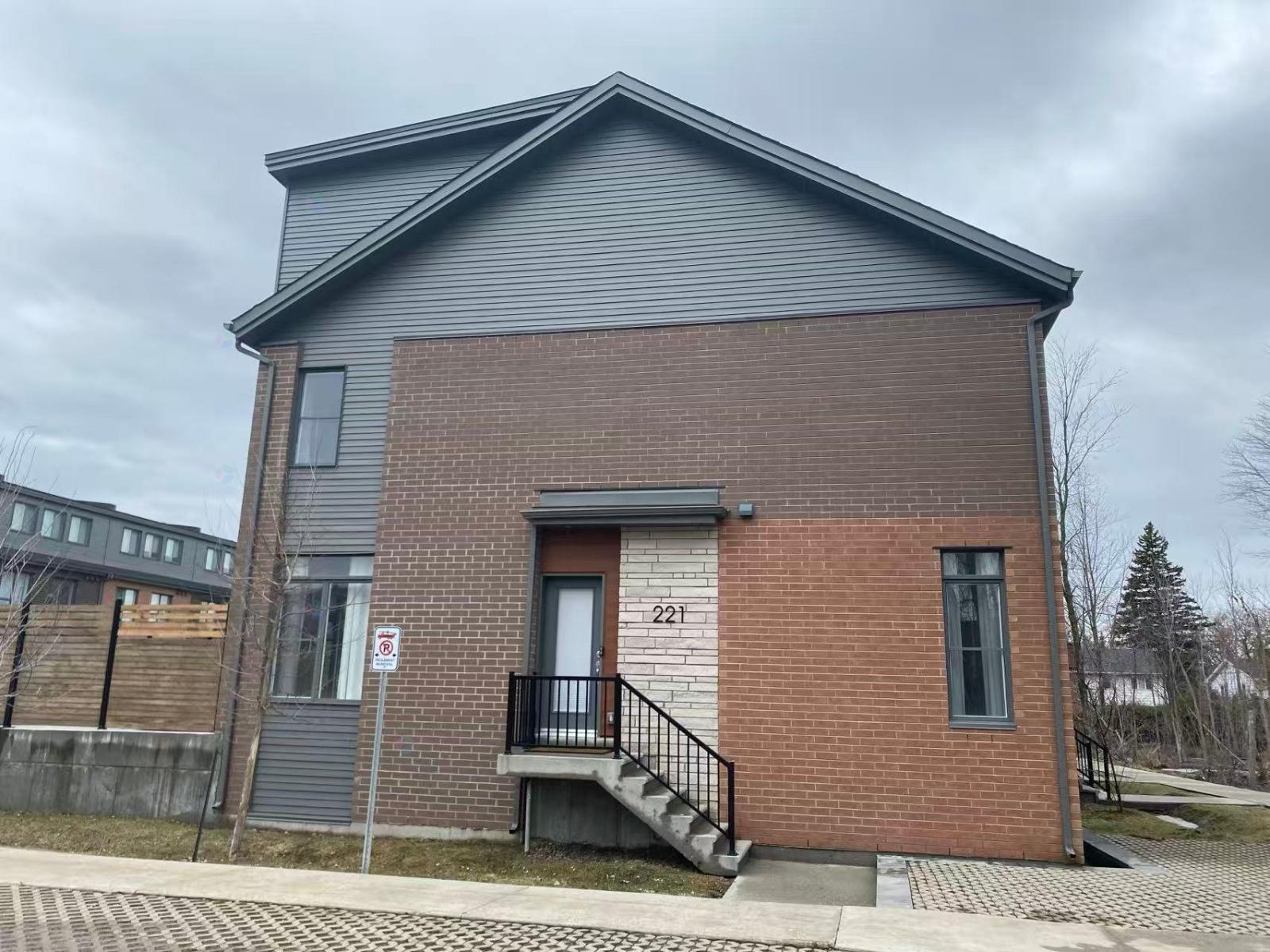 221 Av. Mason