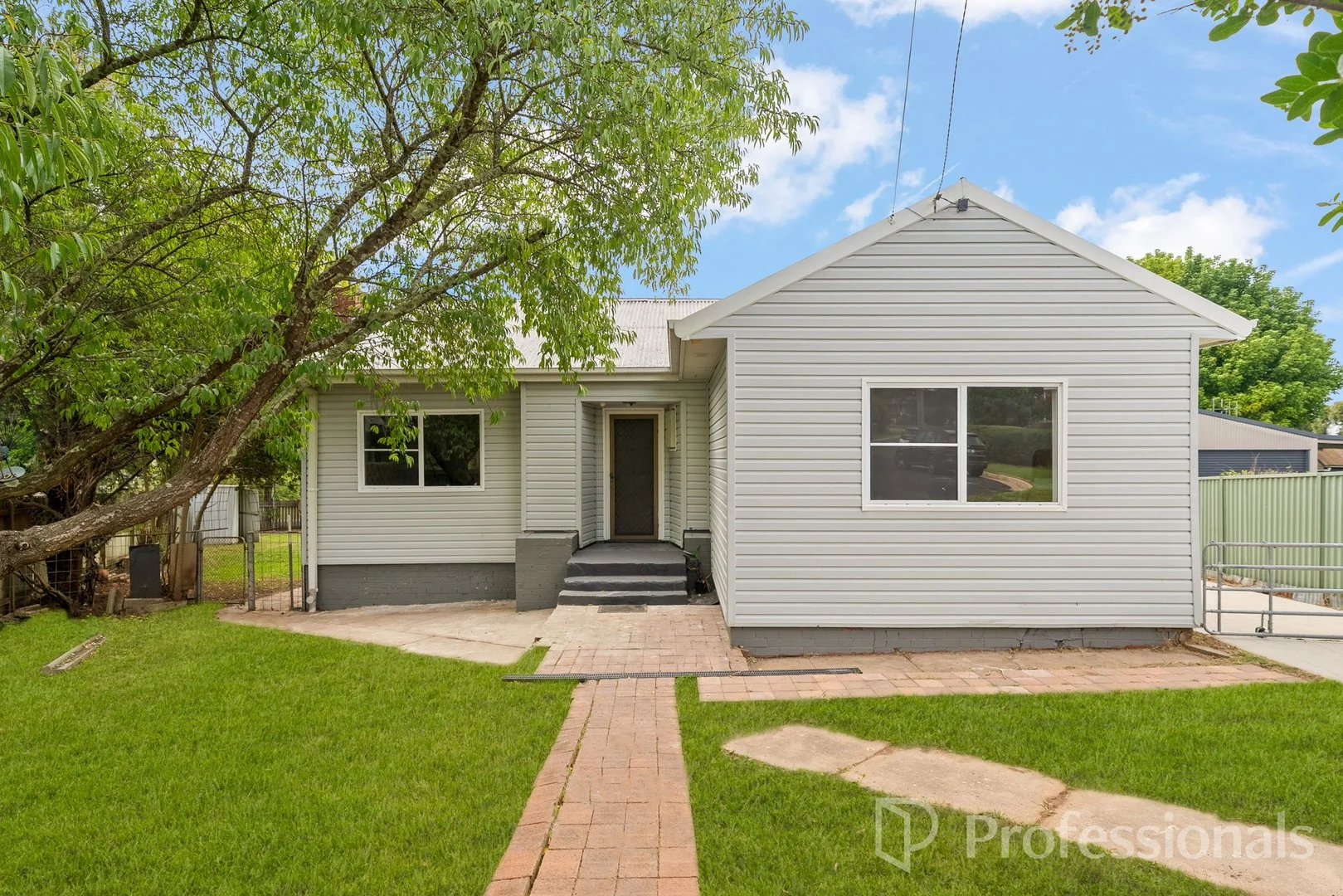 8 Hansard Place, West Bathurst NSW 2795