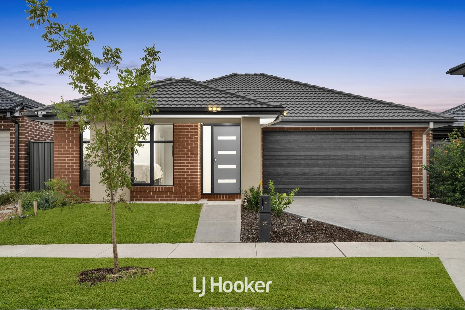11 Carnelian Circuit, Clyde North VIC 3978