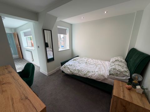 Room 2, Hall Street DE24, Studio to rent