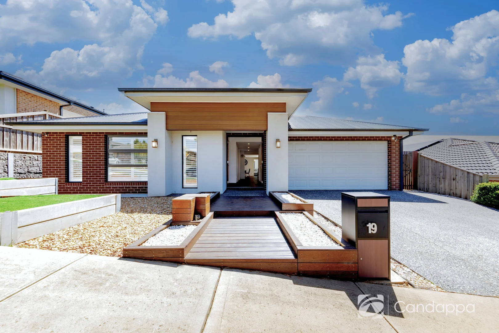 19 WATTLEGLADE AVENUE, Warragul VIC 3820