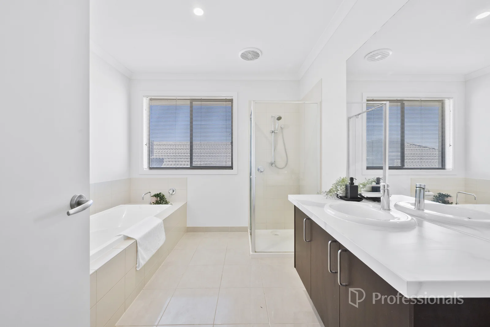 Additional image 22 of 246 Sanctuary Lakes South Boulevard, Point Cook VIC 3030