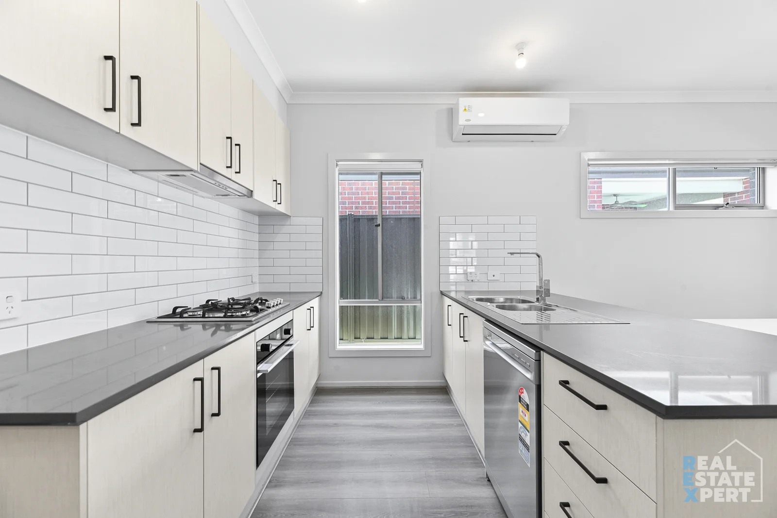 2 Salvia Way, Clyde North VIC 3978 photo 5