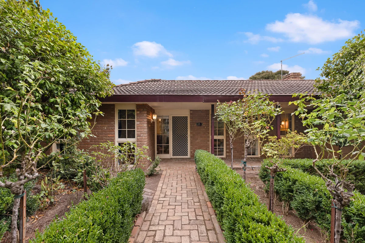 1 Bromley Close, Ferntree Gully VIC 3156