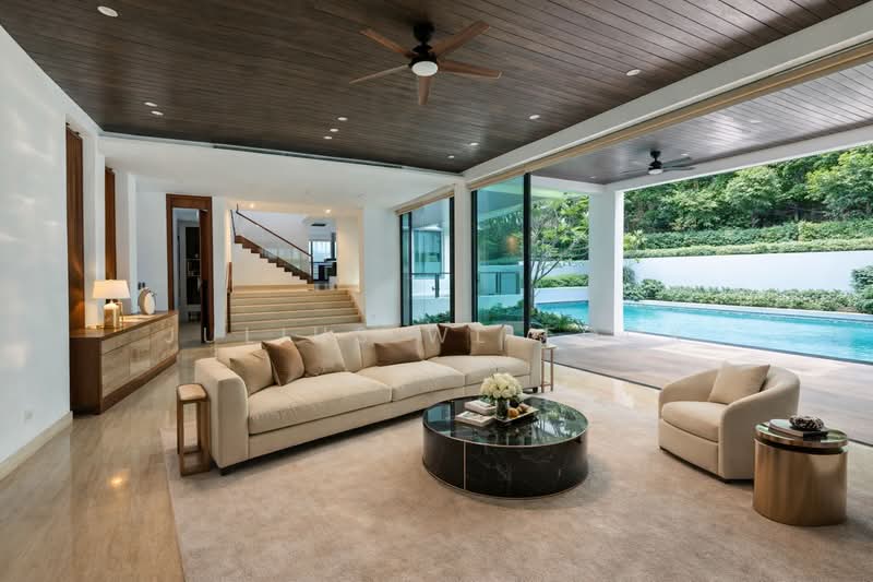 Good Class Bungalow Off Orchard