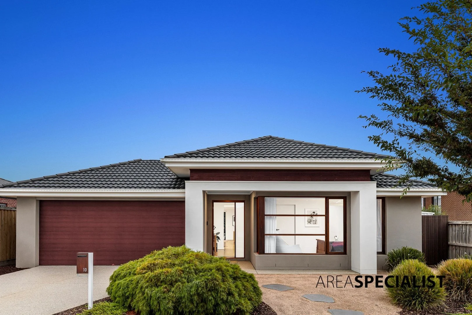 10 Thoroughbred Drive, Clyde North VIC 3978