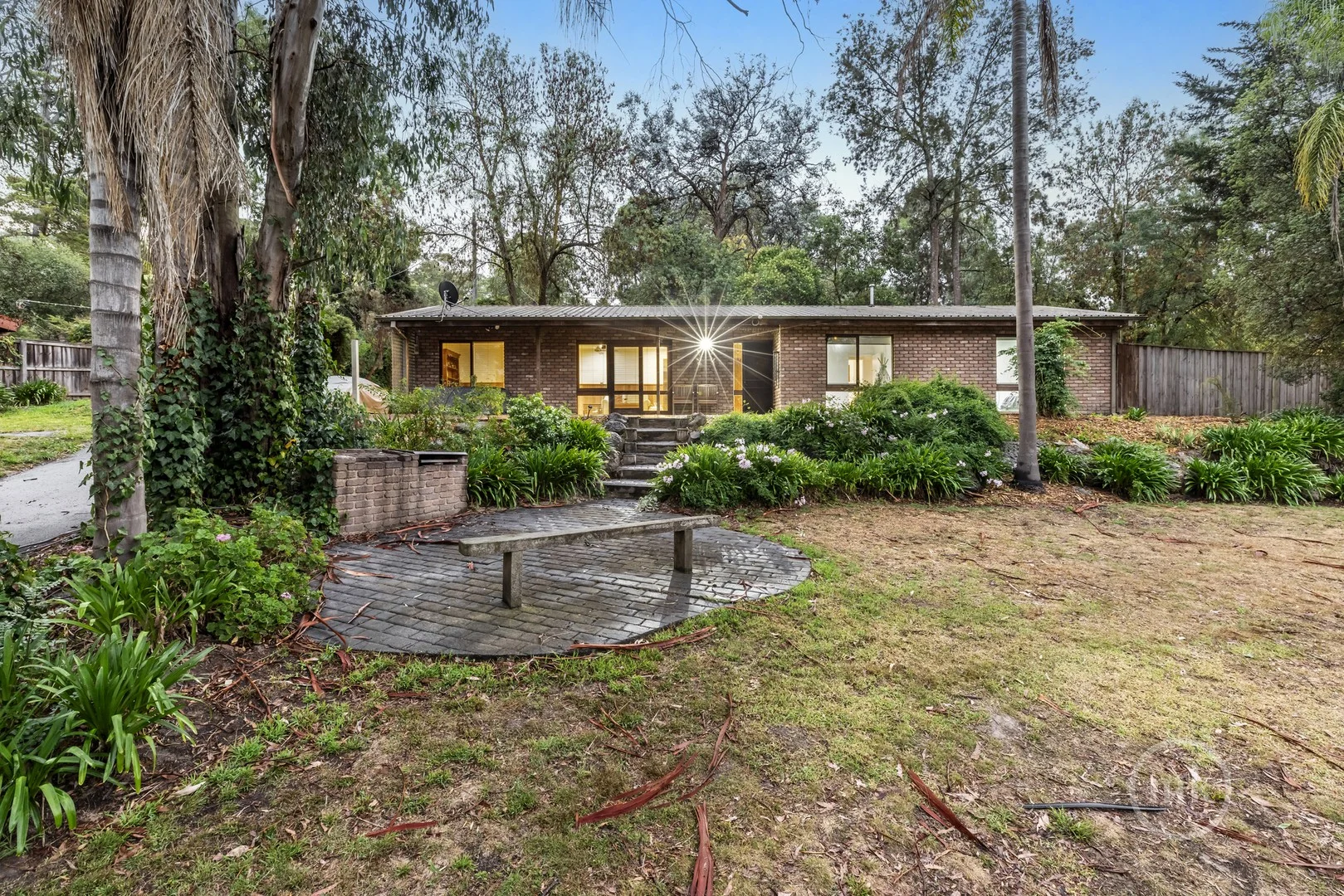 8 Valley Road, Research VIC 3095