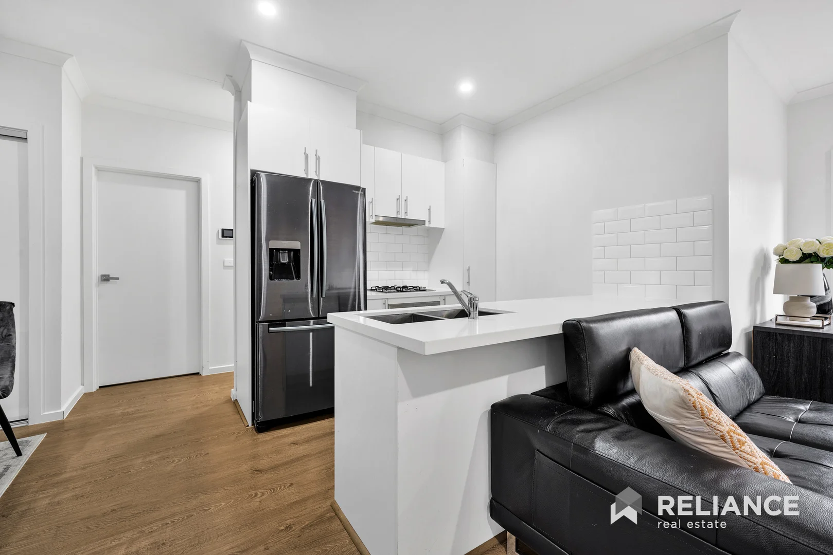 2/6 Greenleaf Circuit, Tarneit VIC 3029 photo 3