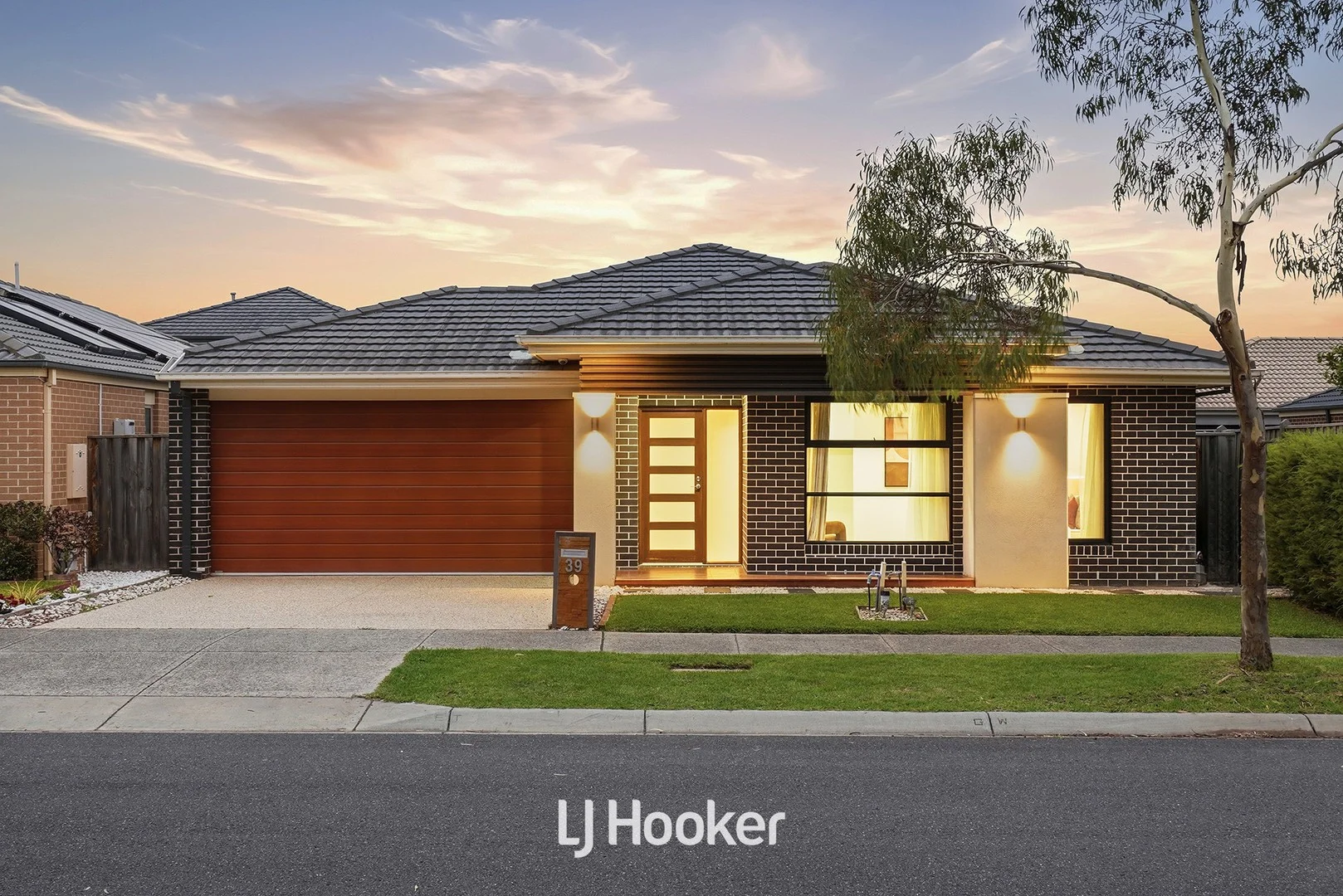 39 Elmtree Crescent, Clyde North VIC 3978