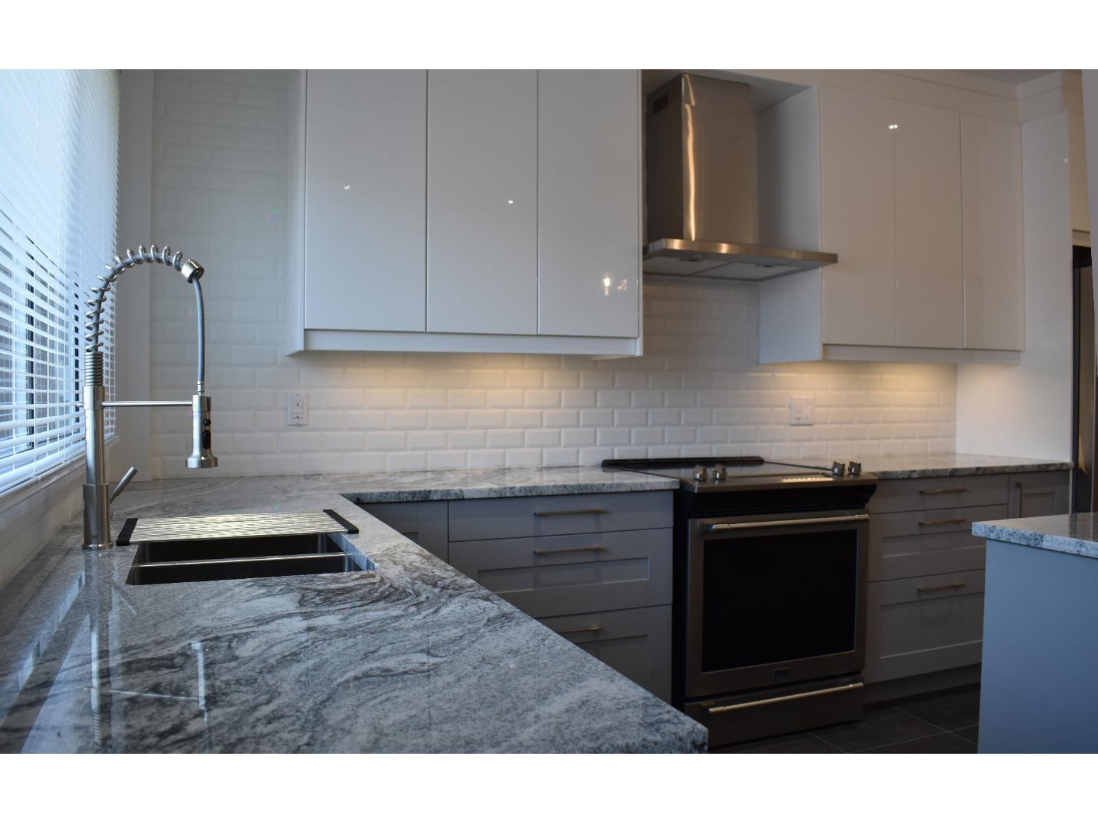 2327 Rue Bourgoin