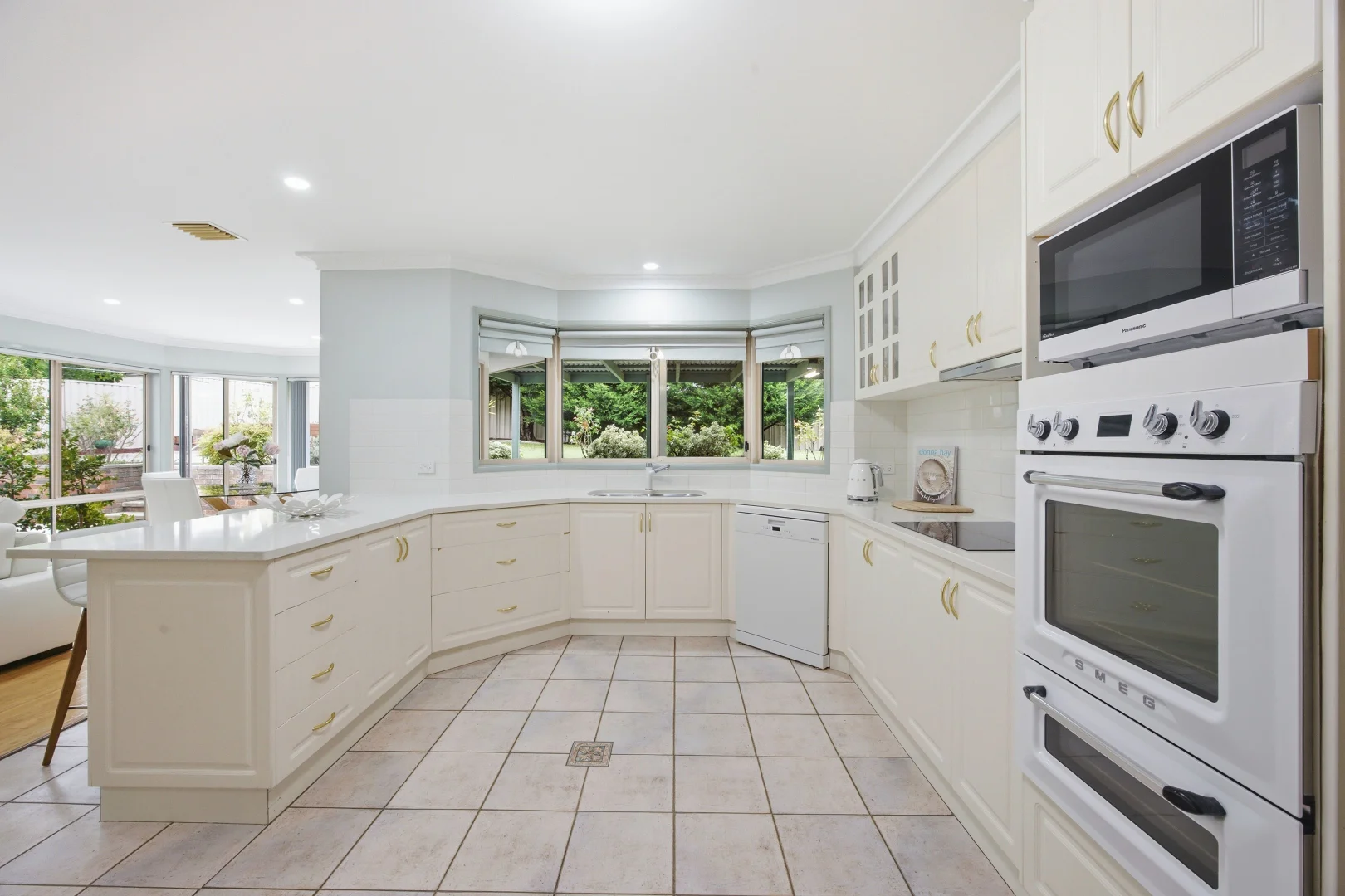 14 Nugent Close, Jerrabomberra NSW 2619 photo 5