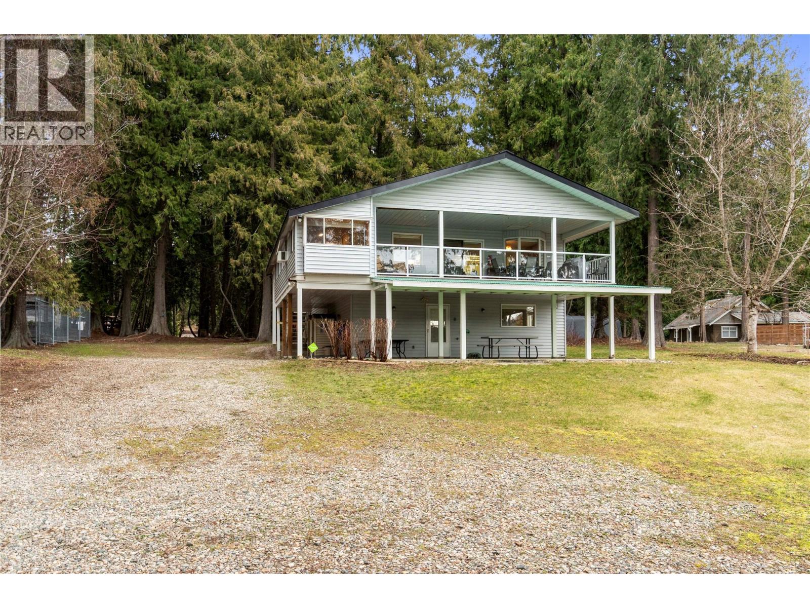 6807 Squilax - Anglemont Road
