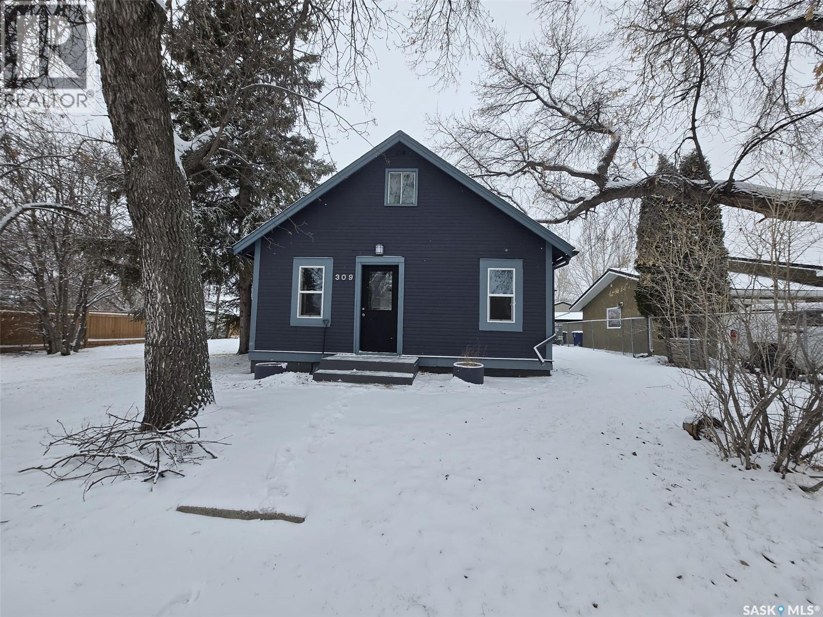 309 3rd St 3rd STREET W