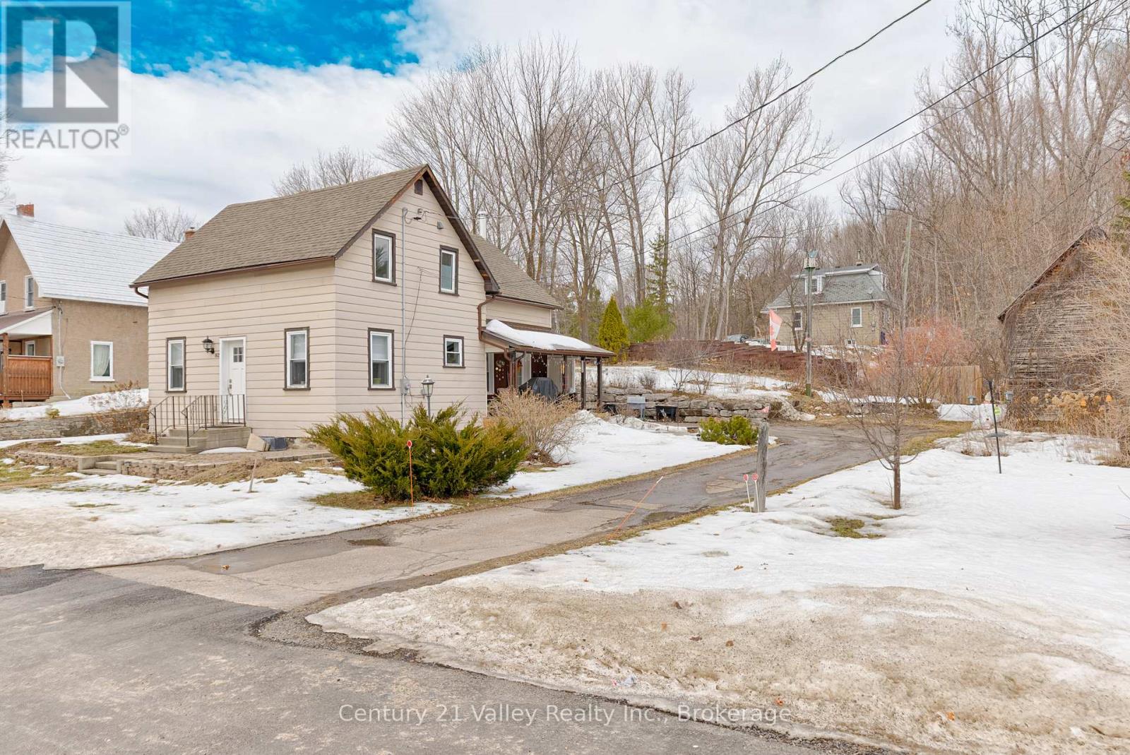 82 BONNECHERE STREET E
