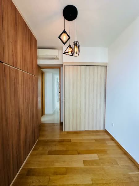 105 Prince Charles Crescent photo 2