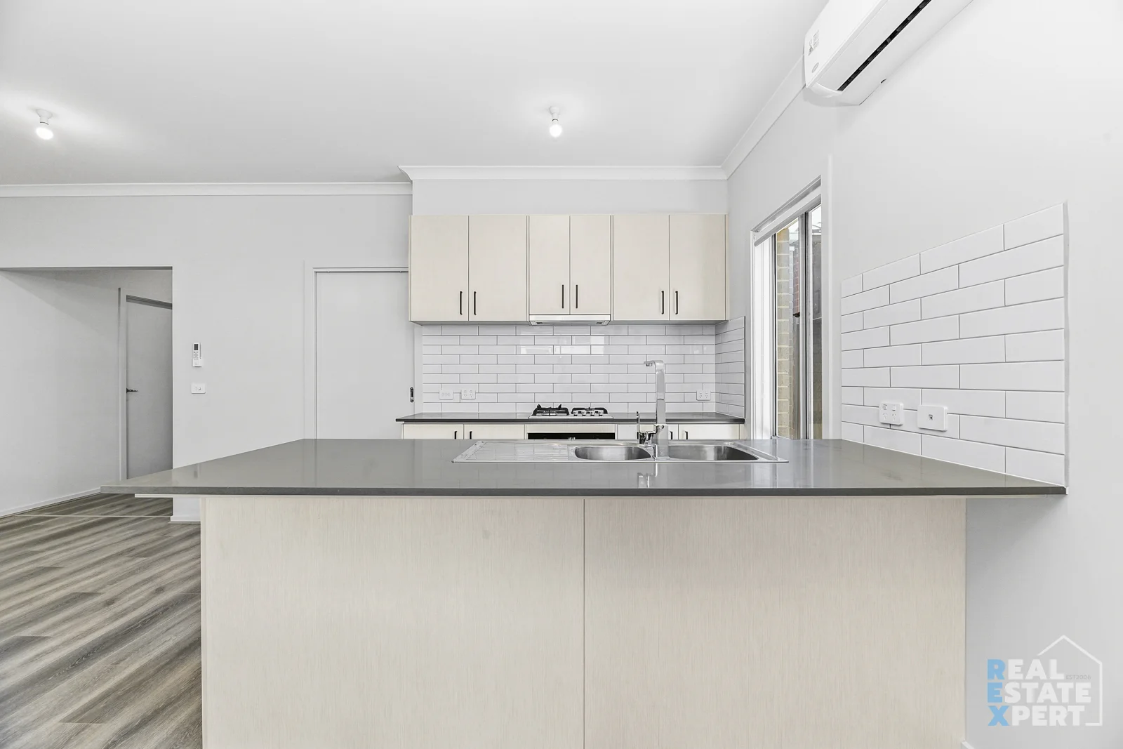 2 Salvia Way, Clyde North VIC 3978 photo 4