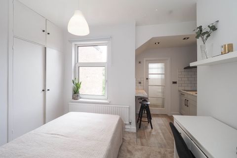 Room 4, Cowley Street DE1, Room to rent
